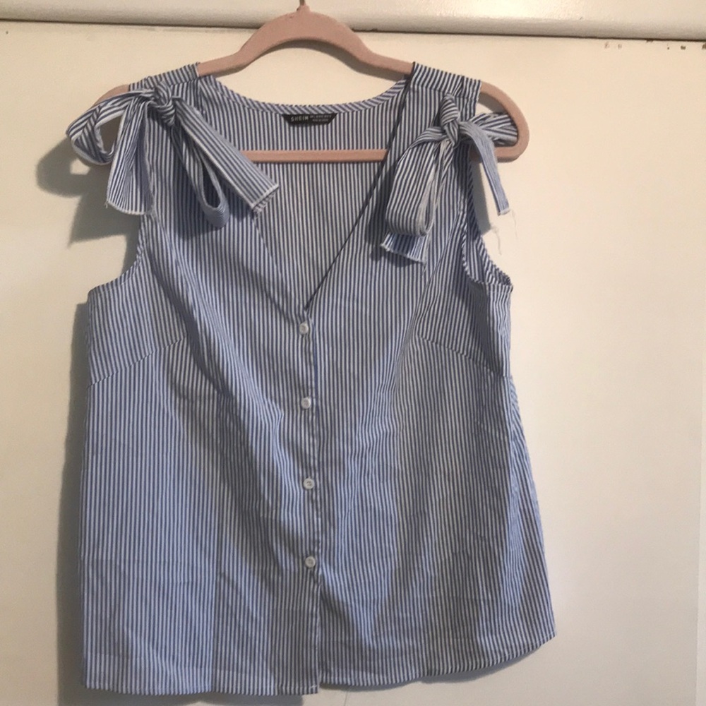 Women’s size large dressy tank top with cute bows on shoulders